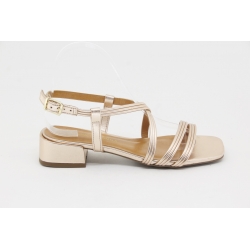 Sandália com salto baixo