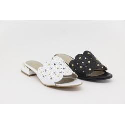 Chinelo com tachas e salto baixo, fabrico nacional