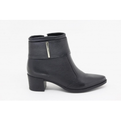 Bota Pegada meio salto com sola de borracha