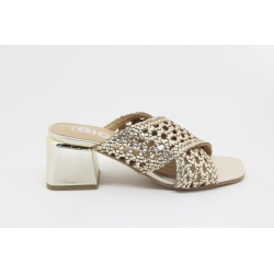 Chinelo Gioseppo Clarcona com tiras cruzadas entrançadas, palmilha almofadada meio salto