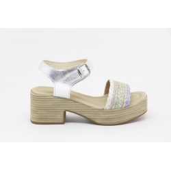 Sandália com plataforma média