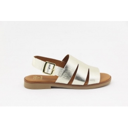 Sandália rasteira com fivela. De fabrico nacional